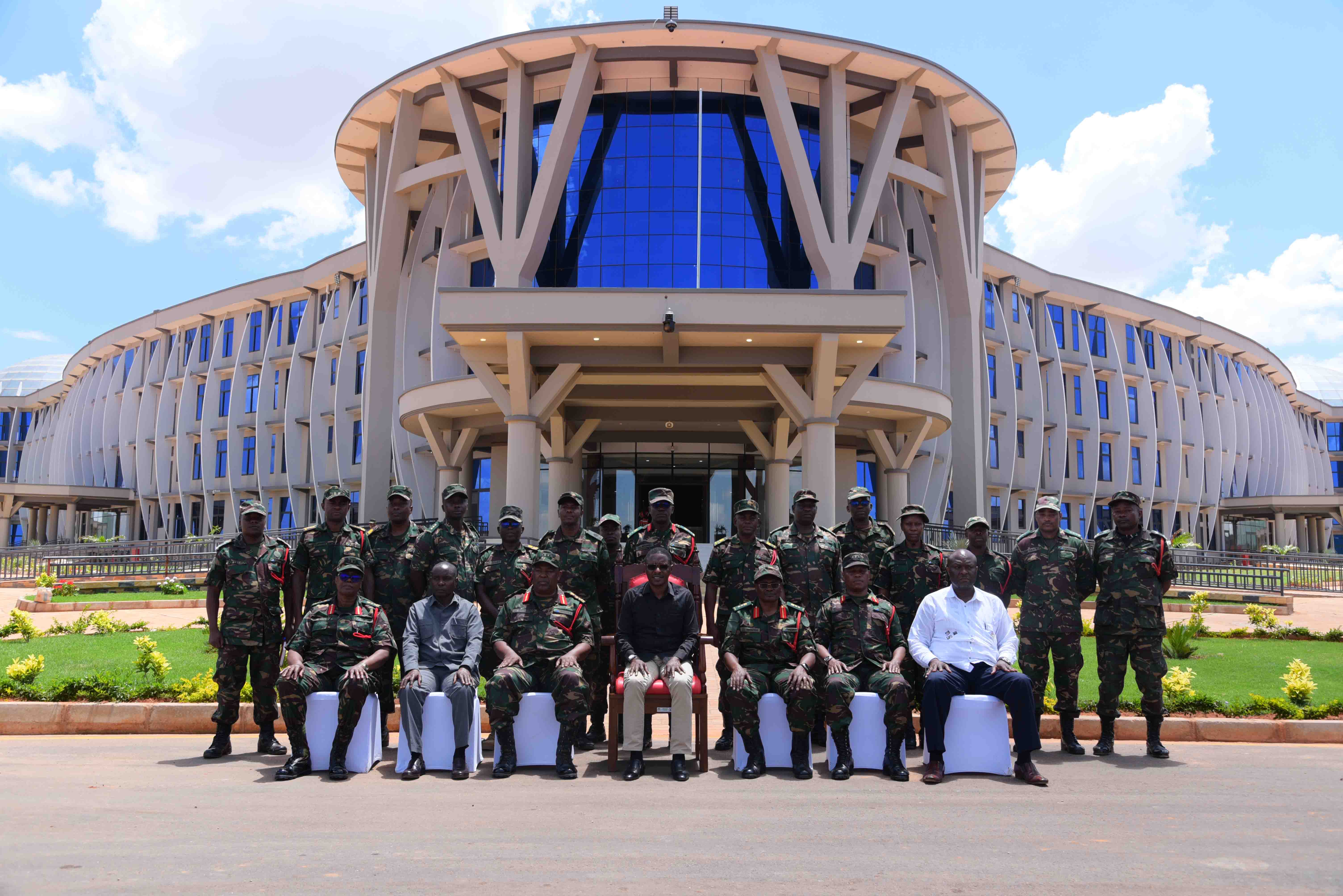 Waziri Atembelea Makao Makuu ya Ulinzi wa Taifa